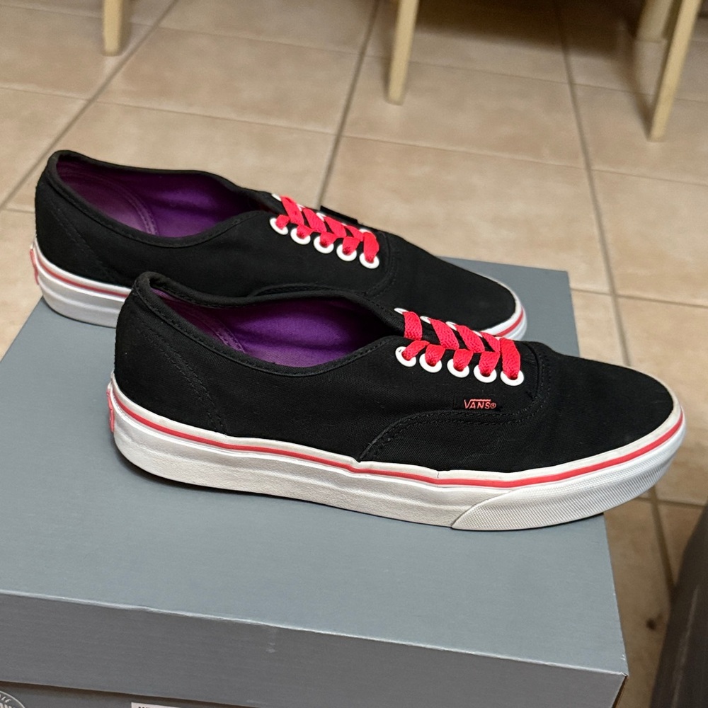 Vans Black and Red Unisex Sneakers size 8 woman or men 6.5 - Picture 4 of 10